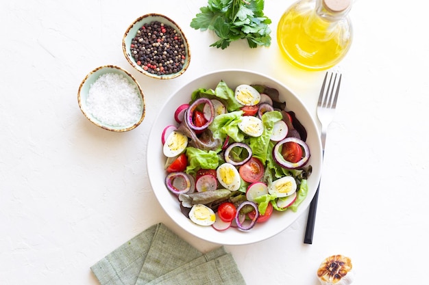 Sałatka z sezonowych warzyw